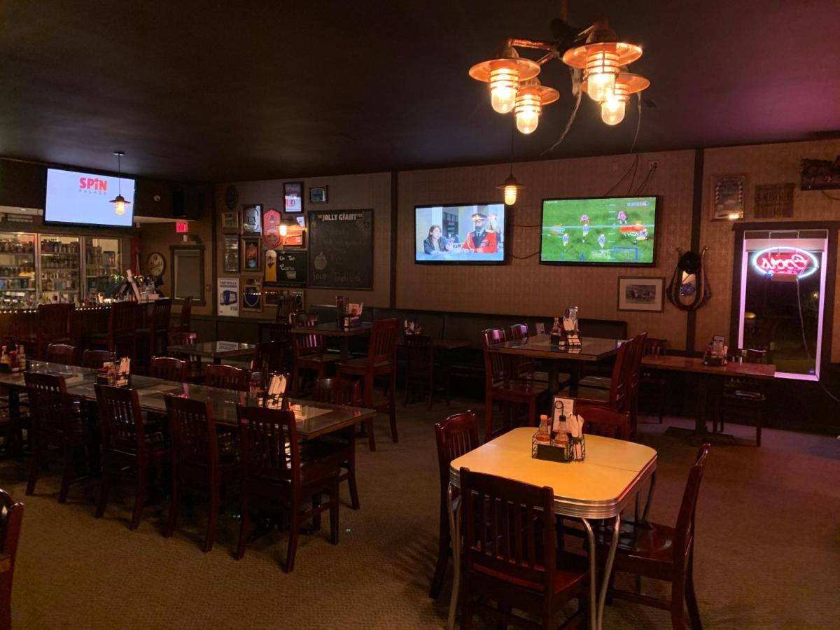 Jolly Giant Pub & Motel Willow Bunch ภายนอก รูปภาพ