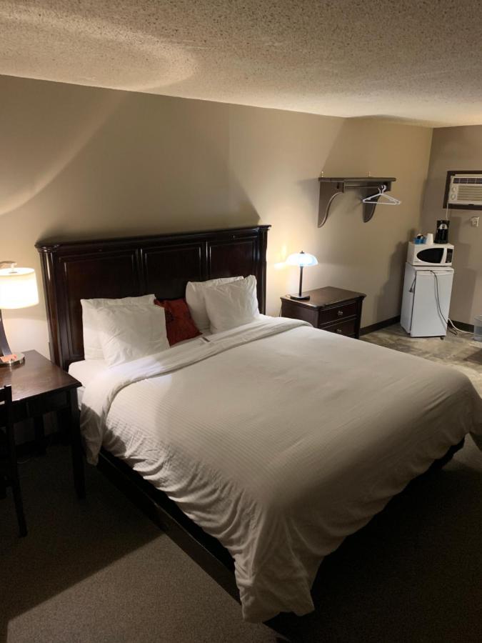 Jolly Giant Pub & Motel Willow Bunch ภายนอก รูปภาพ