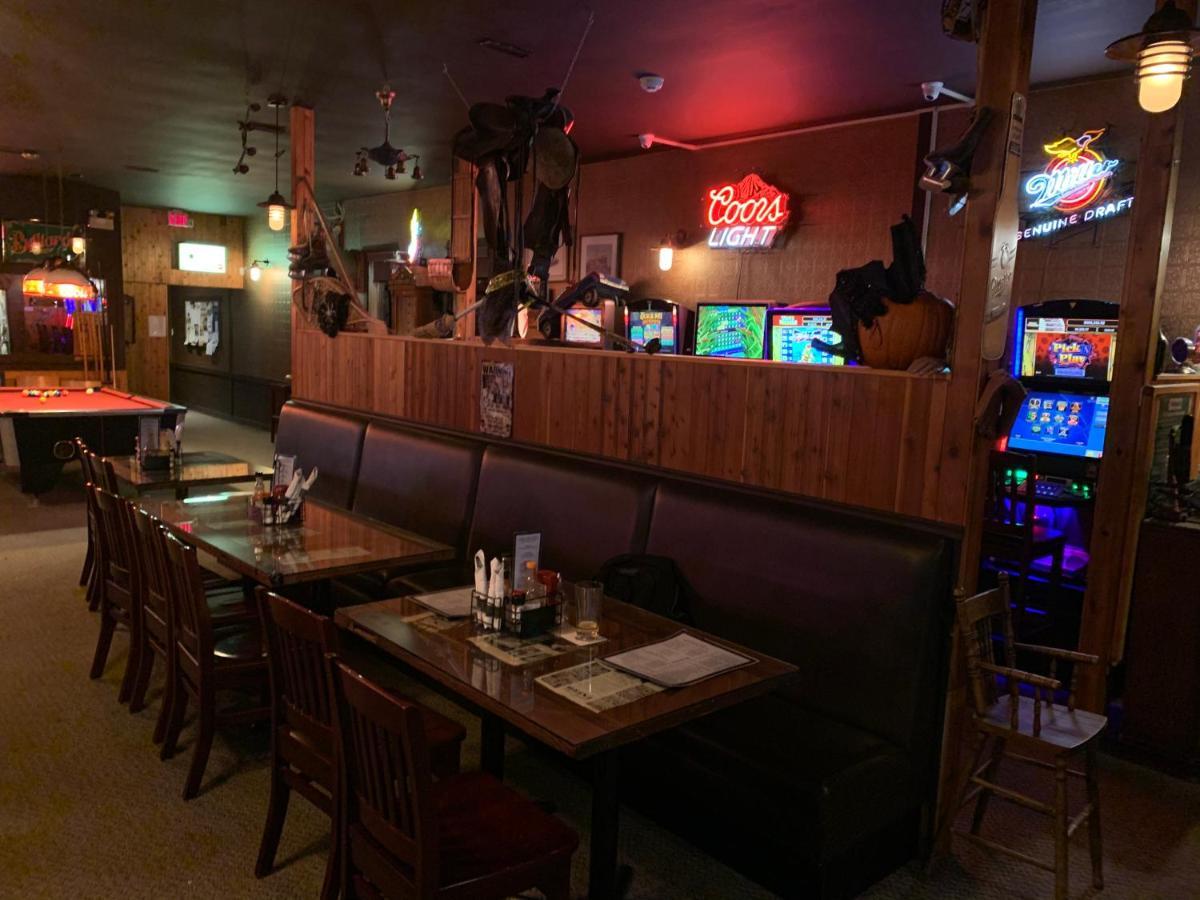Jolly Giant Pub & Motel Willow Bunch ภายนอก รูปภาพ