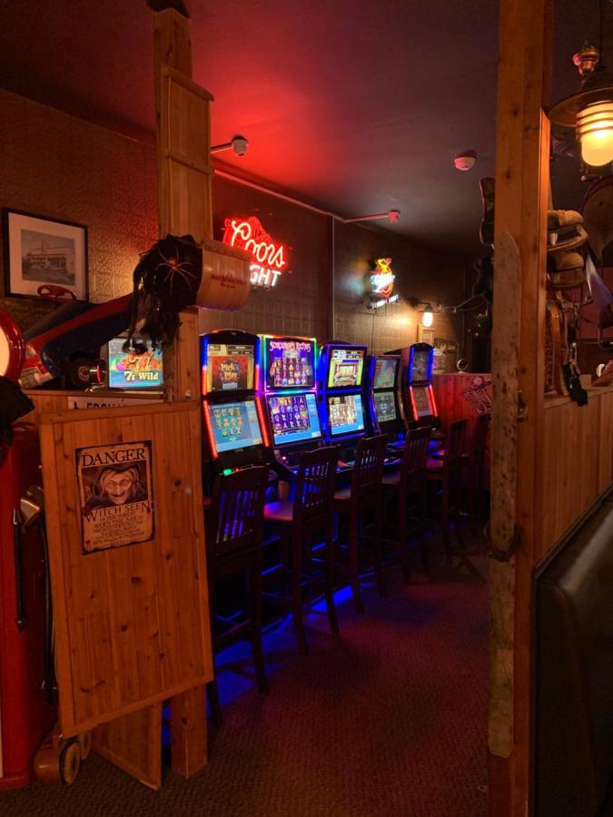 Jolly Giant Pub & Motel Willow Bunch ภายนอก รูปภาพ