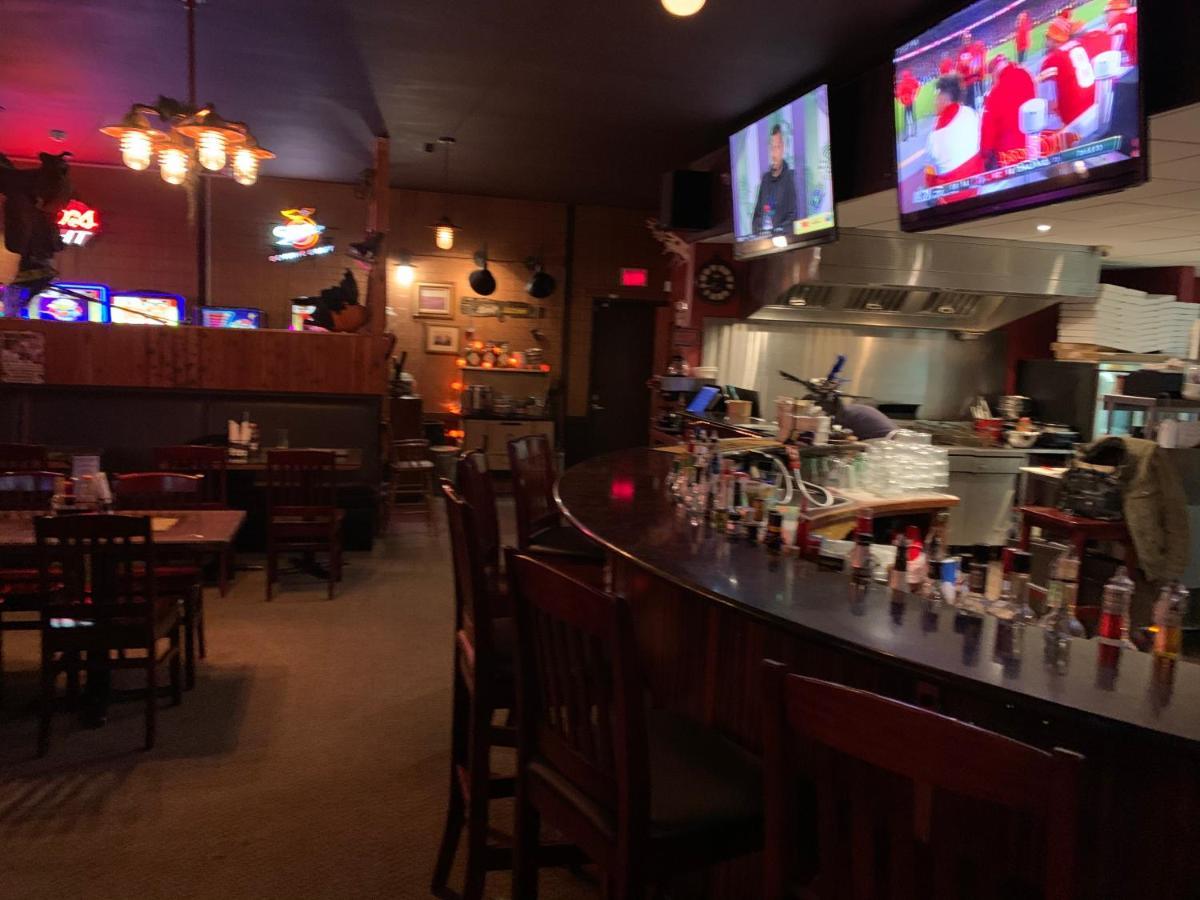 Jolly Giant Pub & Motel Willow Bunch ภายนอก รูปภาพ