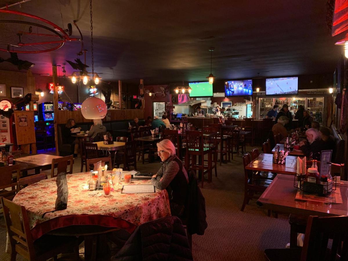Jolly Giant Pub & Motel Willow Bunch ภายนอก รูปภาพ